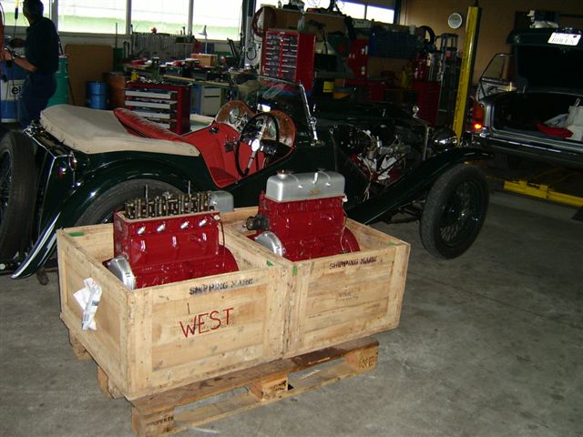 Zwei revidierte MG TC Motoren vor der Auslieferung.