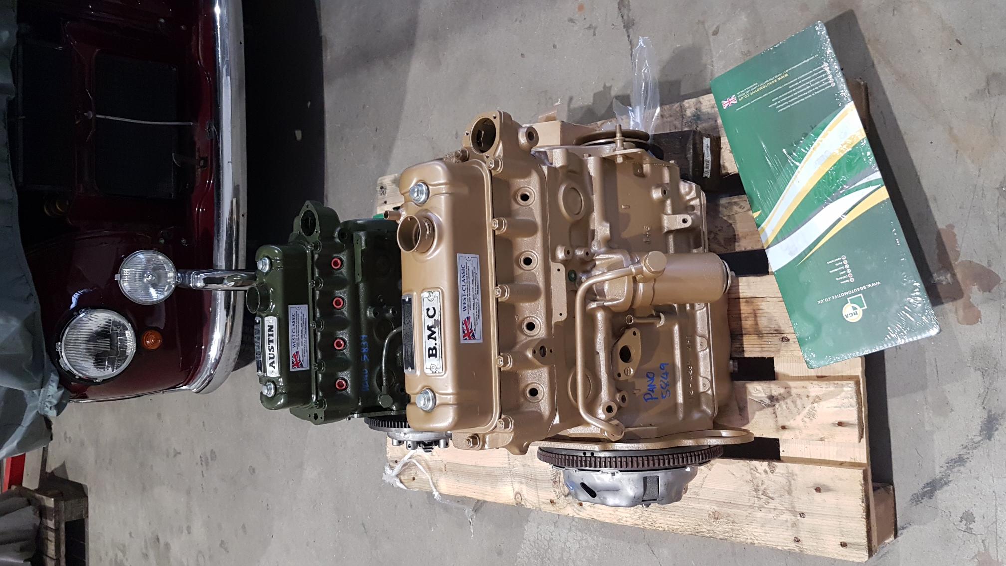 A60 Motor in Gold-seal Farben und ein 1275ccm Austin Healey Sprite Motor